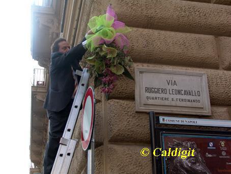 Omaggio floreale al Maestro Ruggiero Leoncavallo - Napoli 23 Aprile 2007_028.JPG